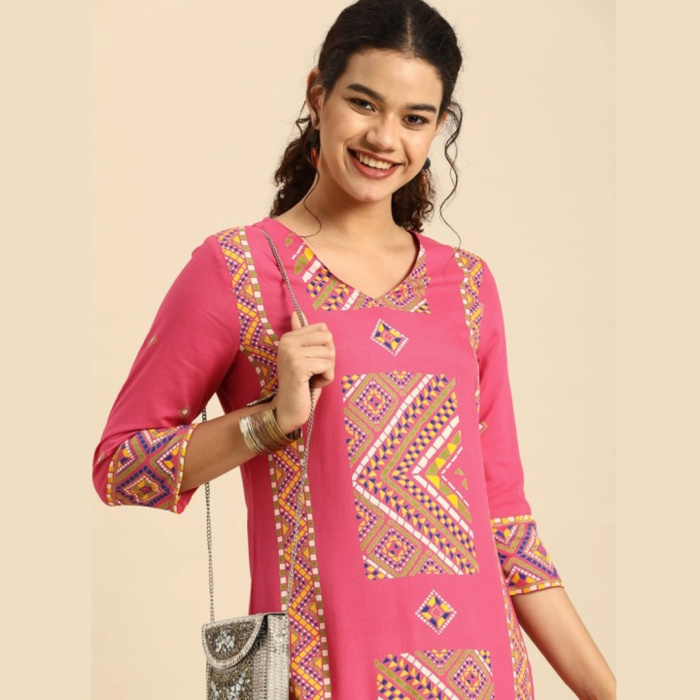 Women-Pink-White-Geometric-Printed-V-Neck-Pure-Cotton-Kurta